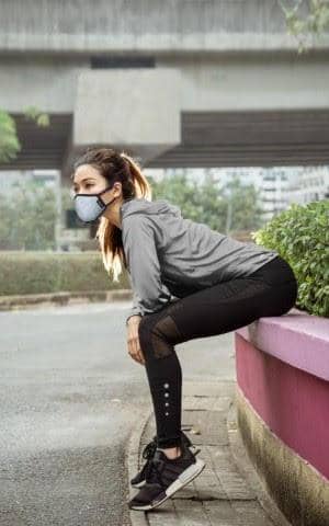 running girl wearing styleseal air pollution mask